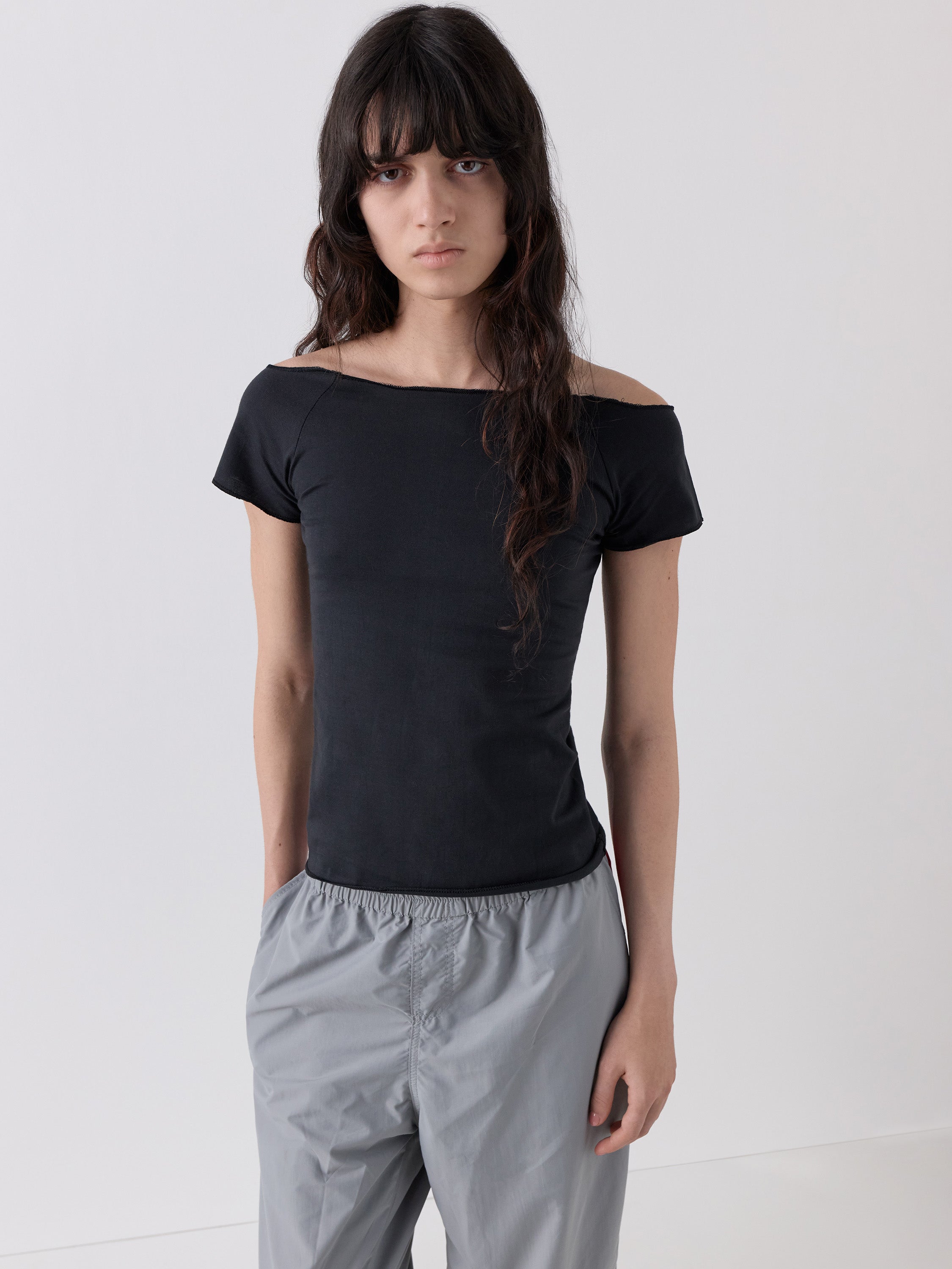 Women's black t-shirt with wide boat neckline – Gimaguas