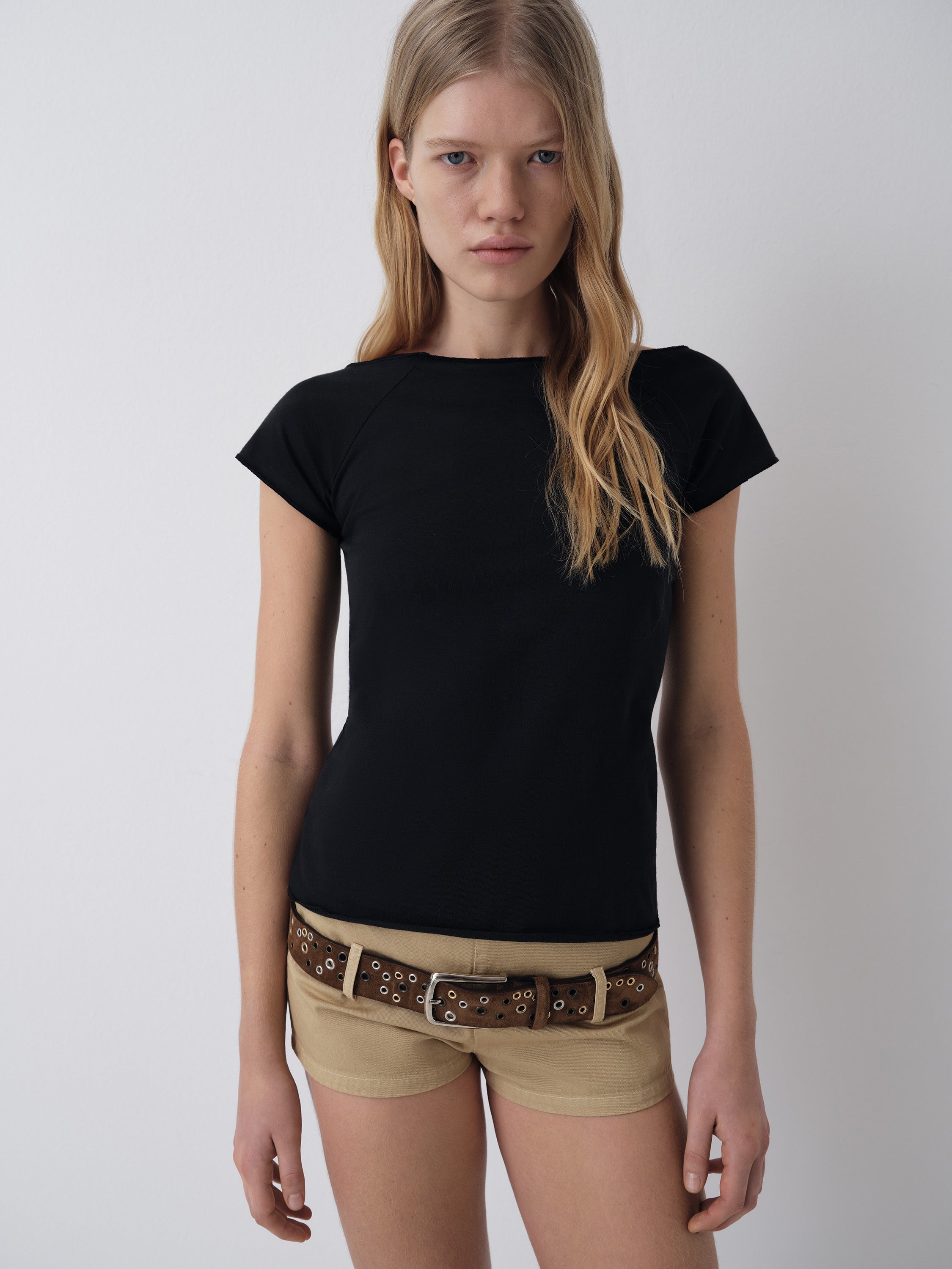Women's black t-shirt with wide boat neckline – Gimaguas