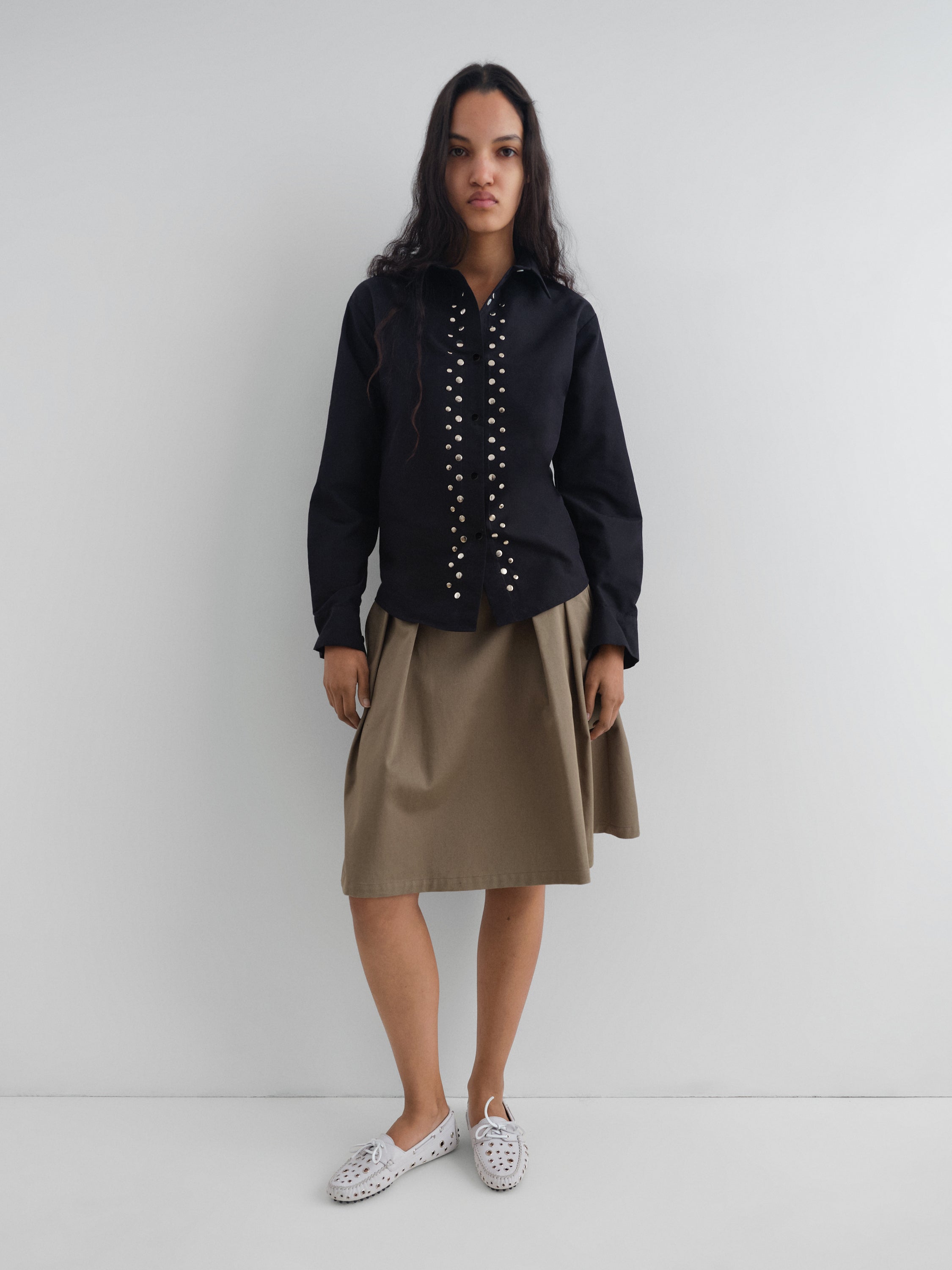 Black poplin shirt for women with silver studs – Gimaguas