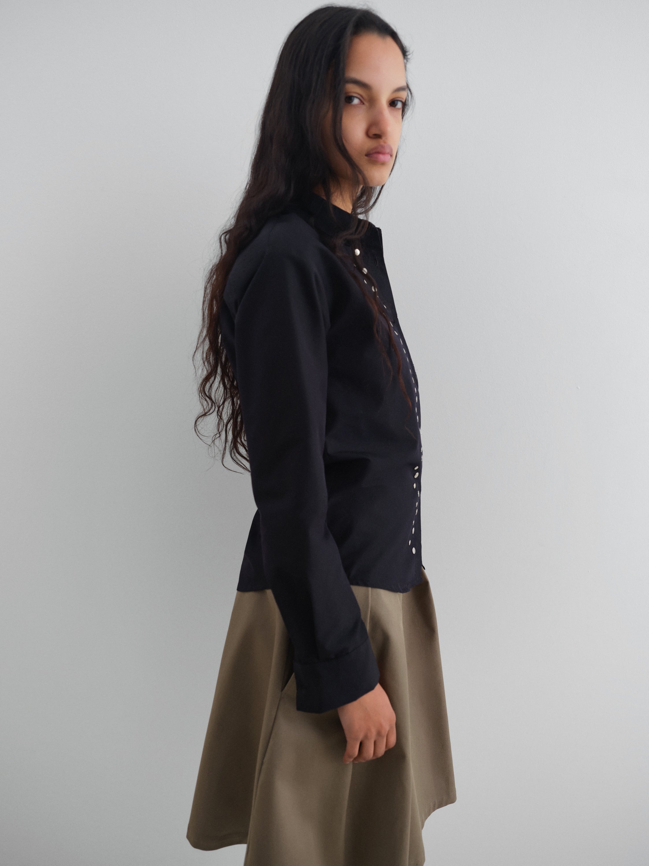 Black poplin shirt for women with silver studs – Gimaguas