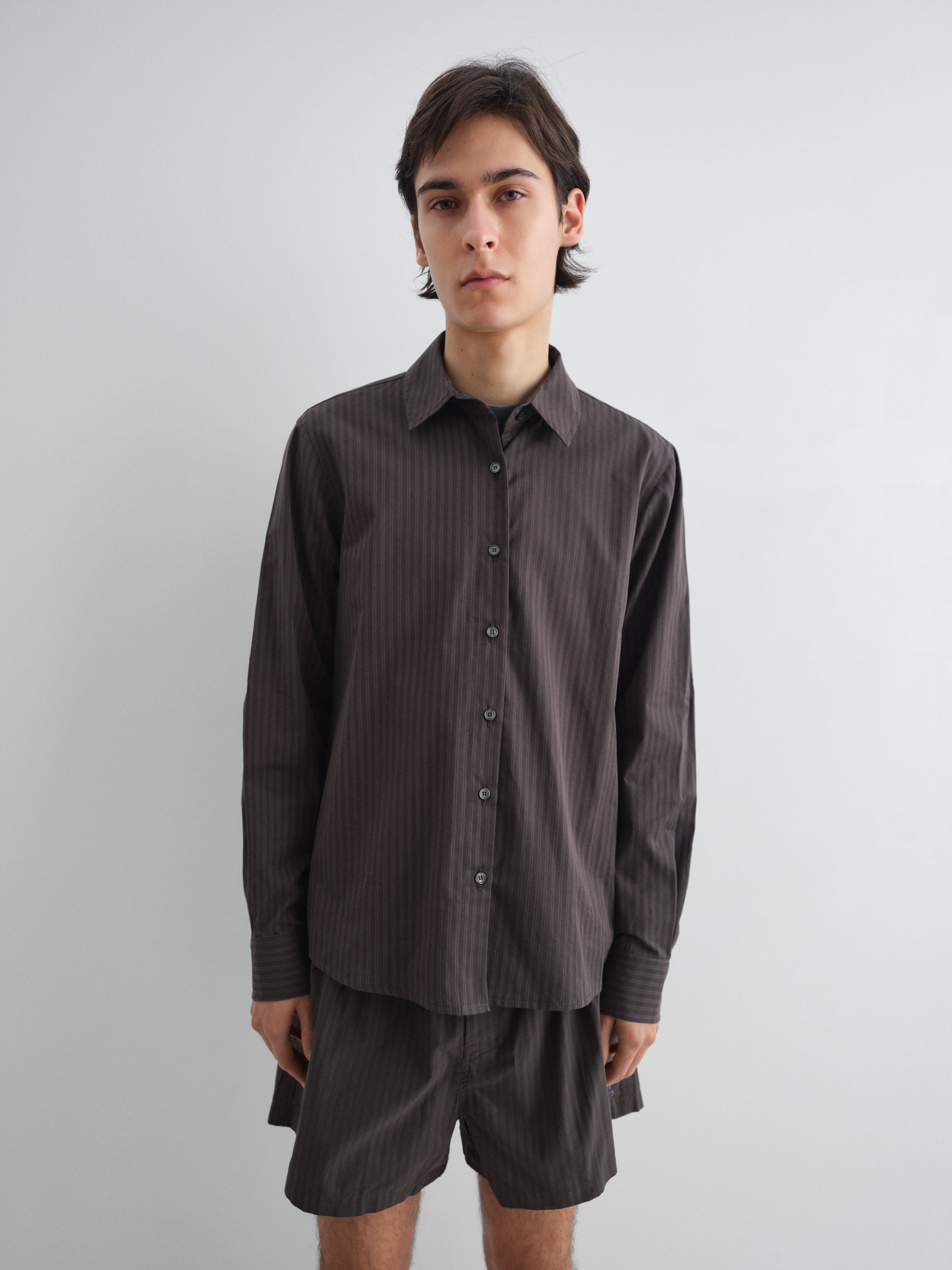 Unisex black shirt with grey stripe detail – Gimaguas