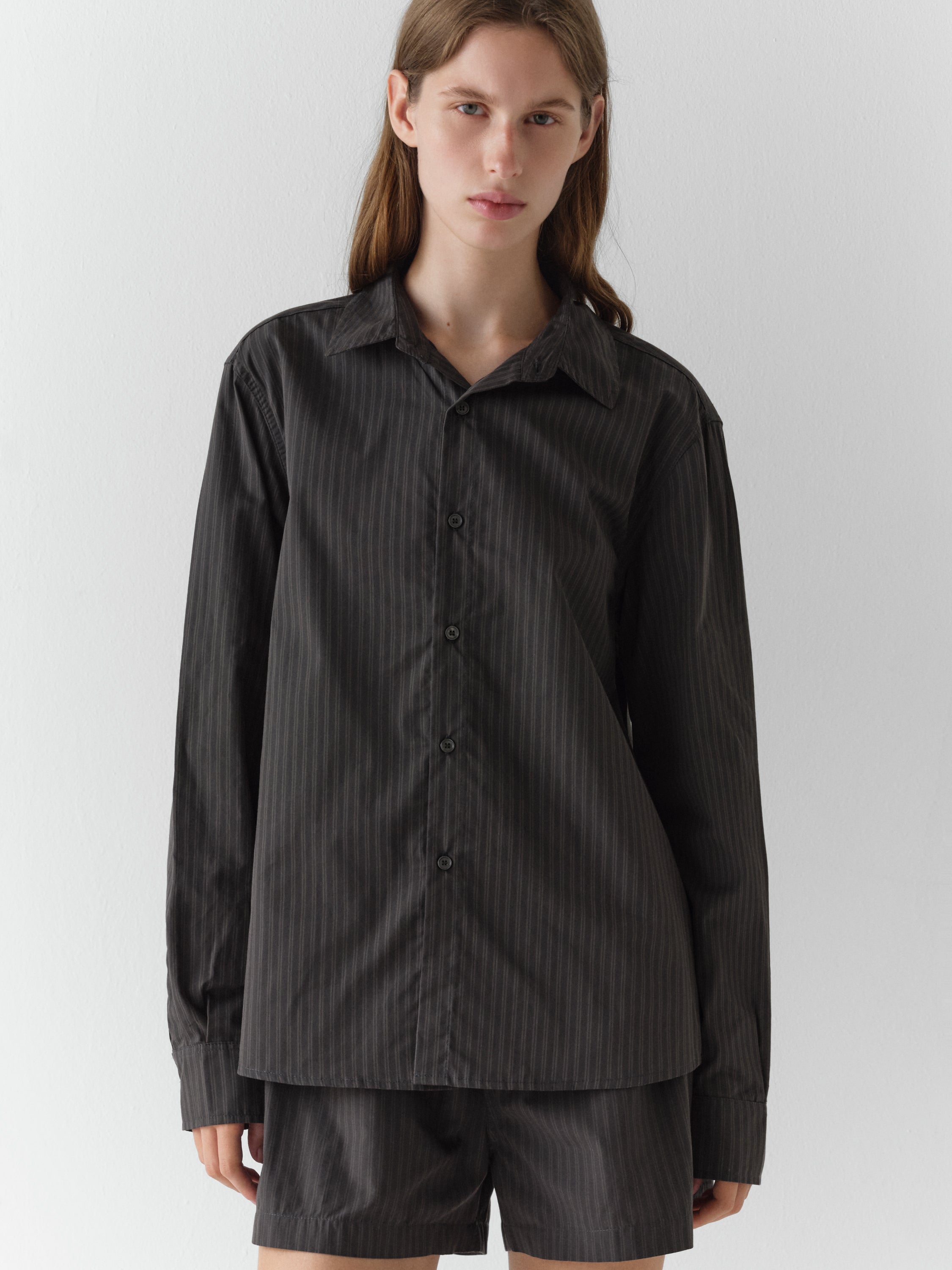 Unisex black shirt with grey stripe detail – Gimaguas