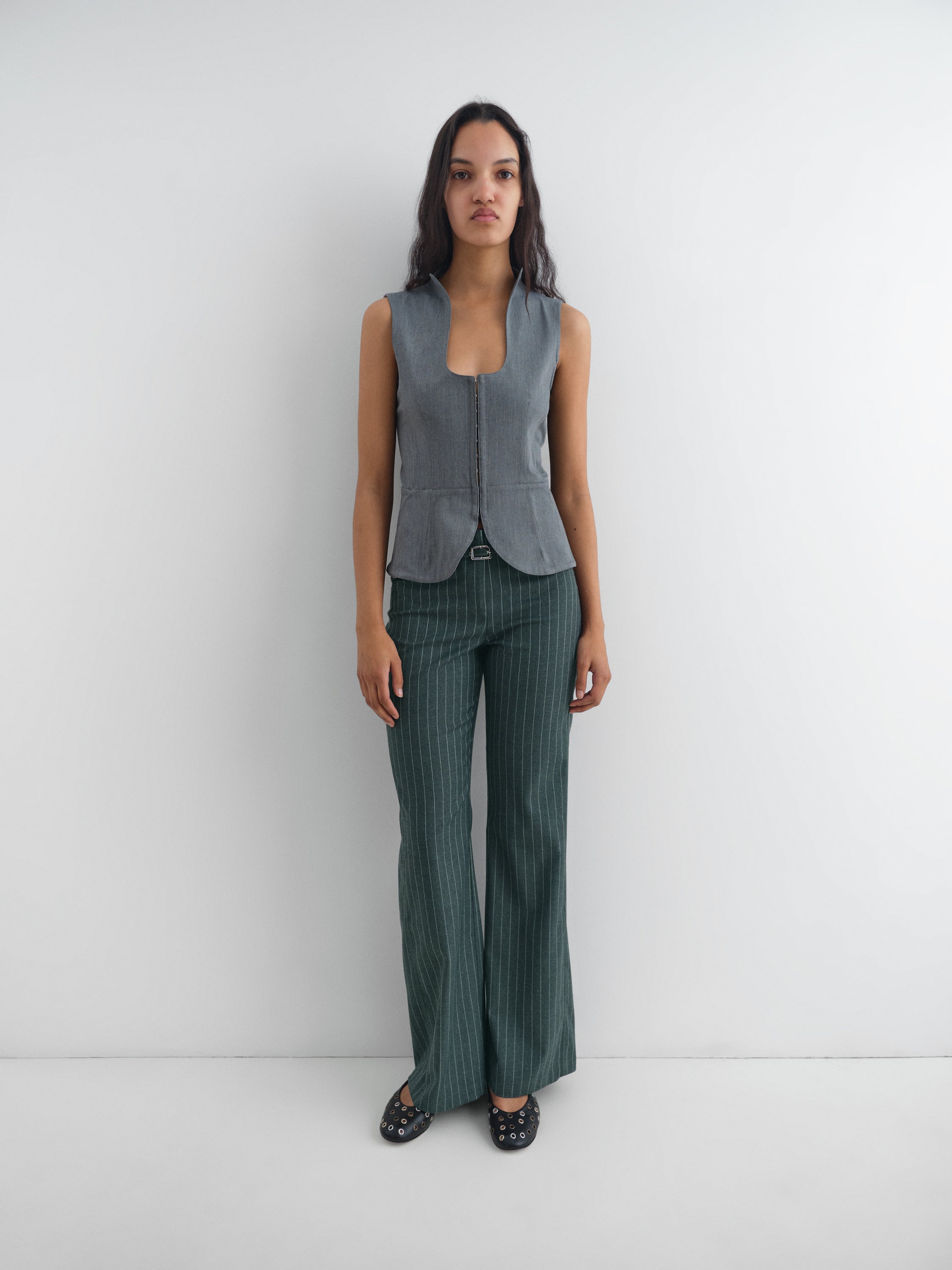 Green pinstripe tailored trousers for women with tonal belt – Gimaguas