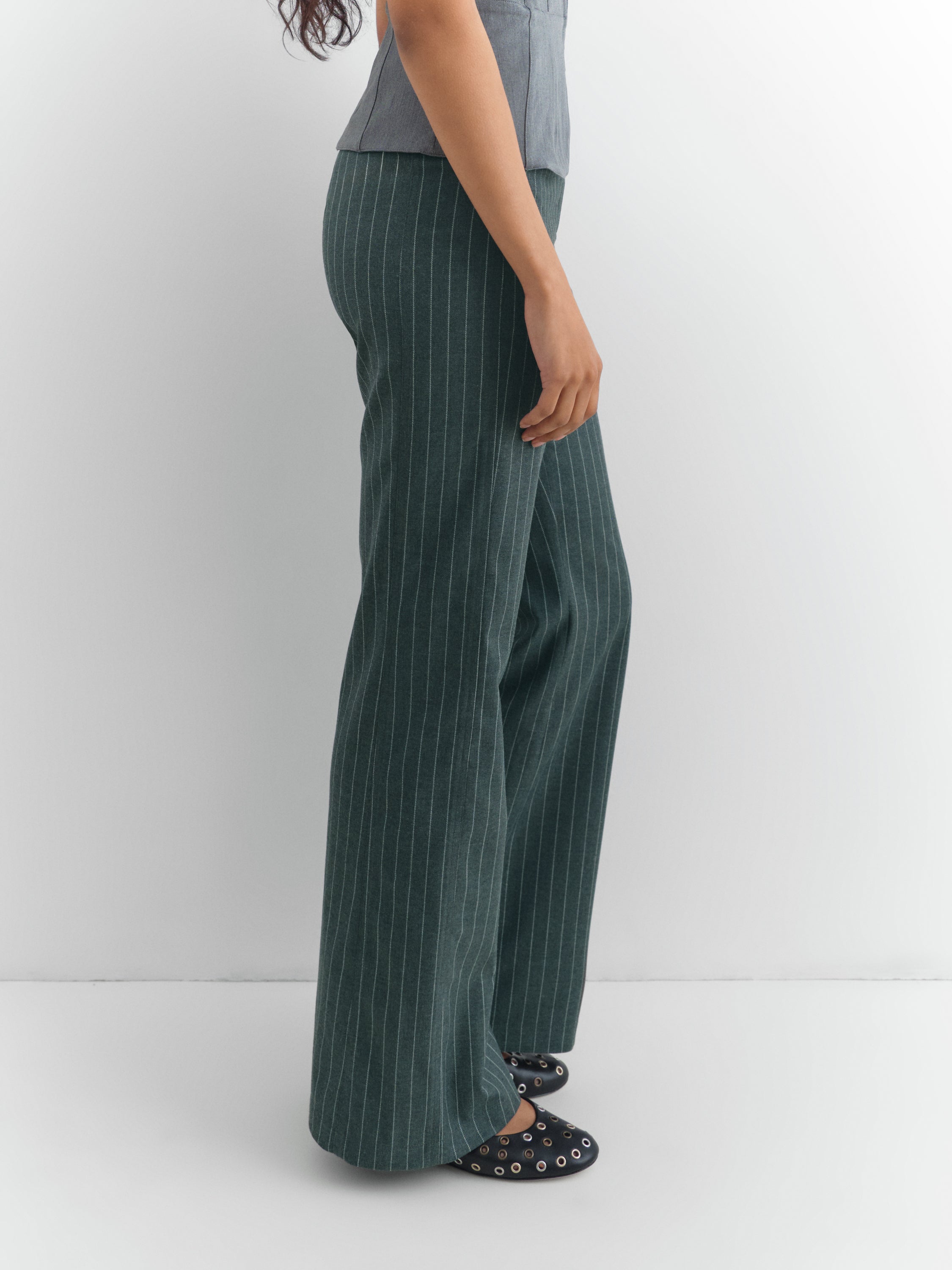 Green pinstripe tailored trousers for women with tonal belt – Gimaguas