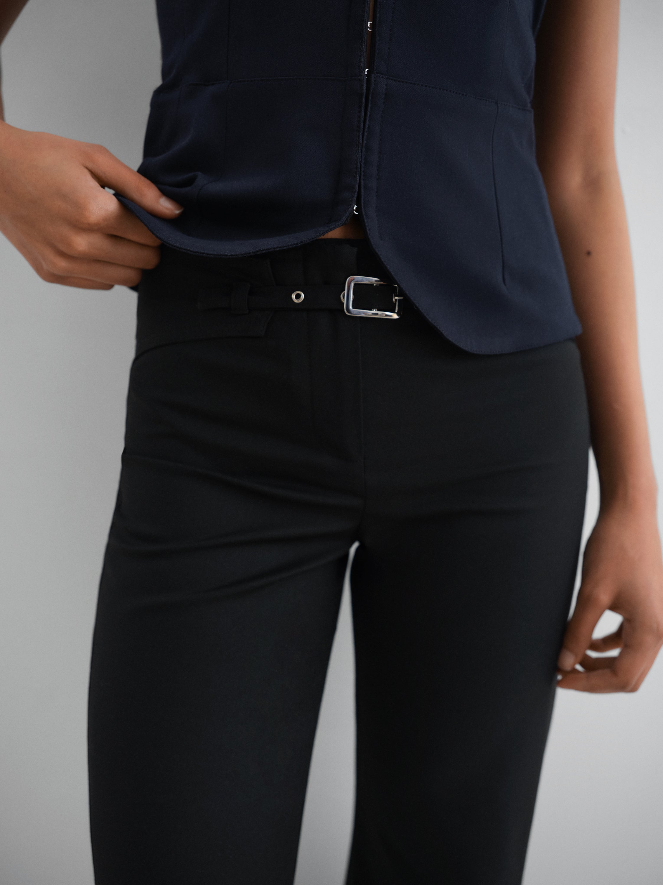 Black tailored trousers for women with tonal belt - Gimaguas