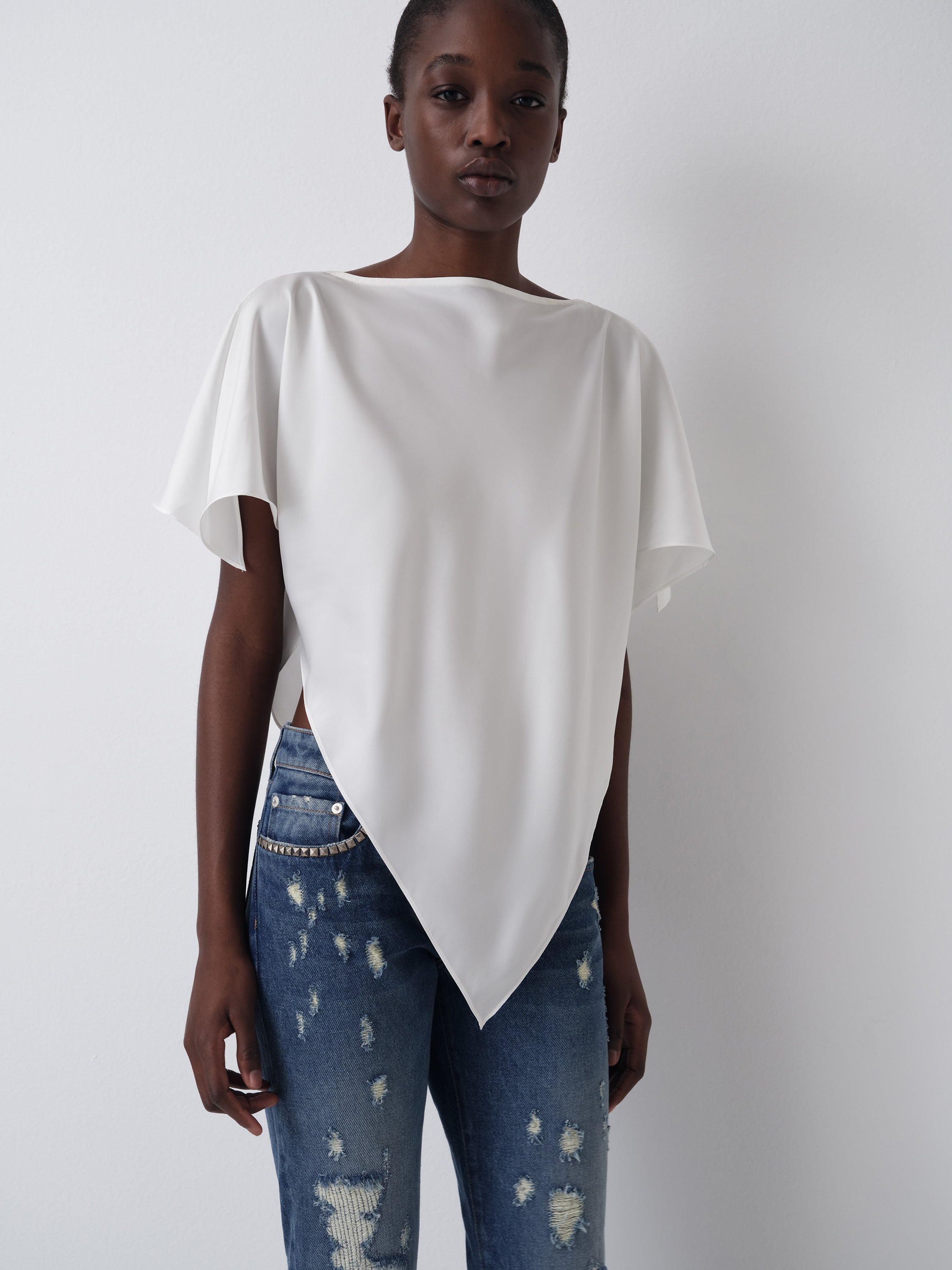 Gimaguas ワンショルダートップス White satin top with pointed hemline and draped shoulders – Gimaguas