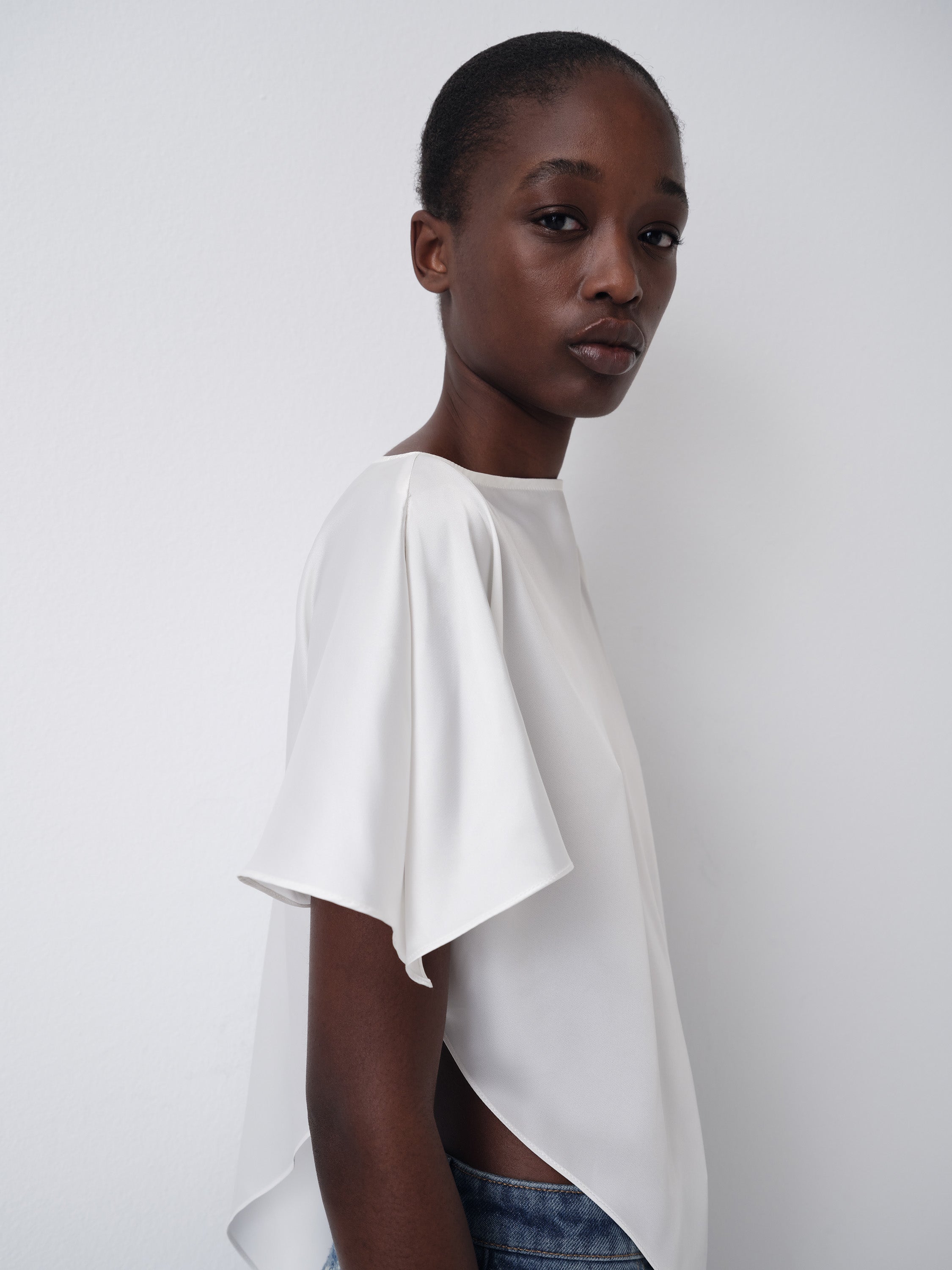 White satin top with pointed hemline and draped shoulders – Gimaguas