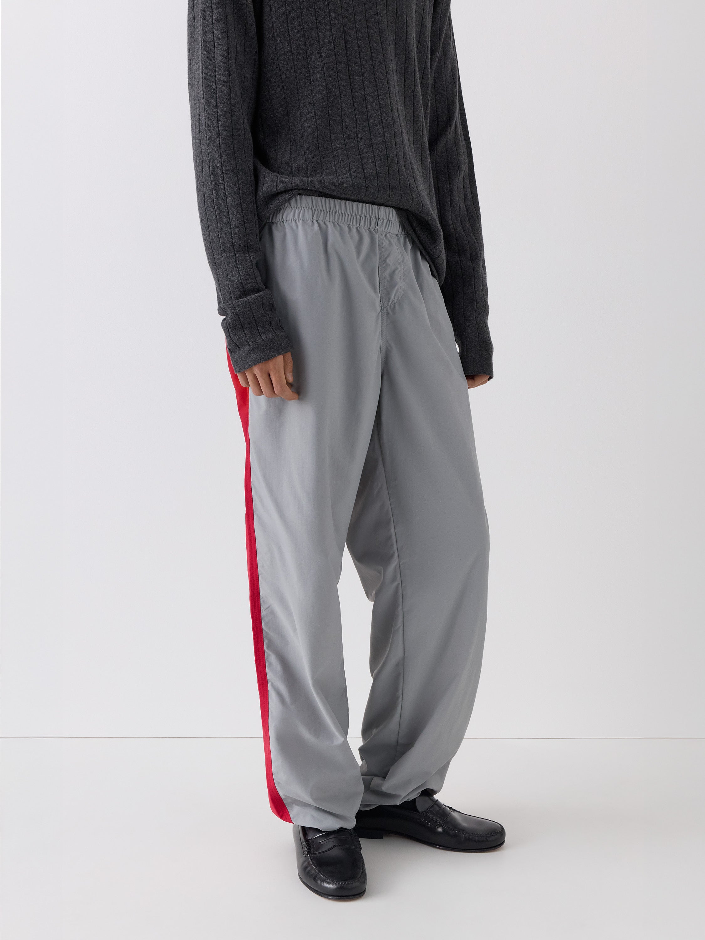 Grey unisex trousers with red side stripes – Gimaguas