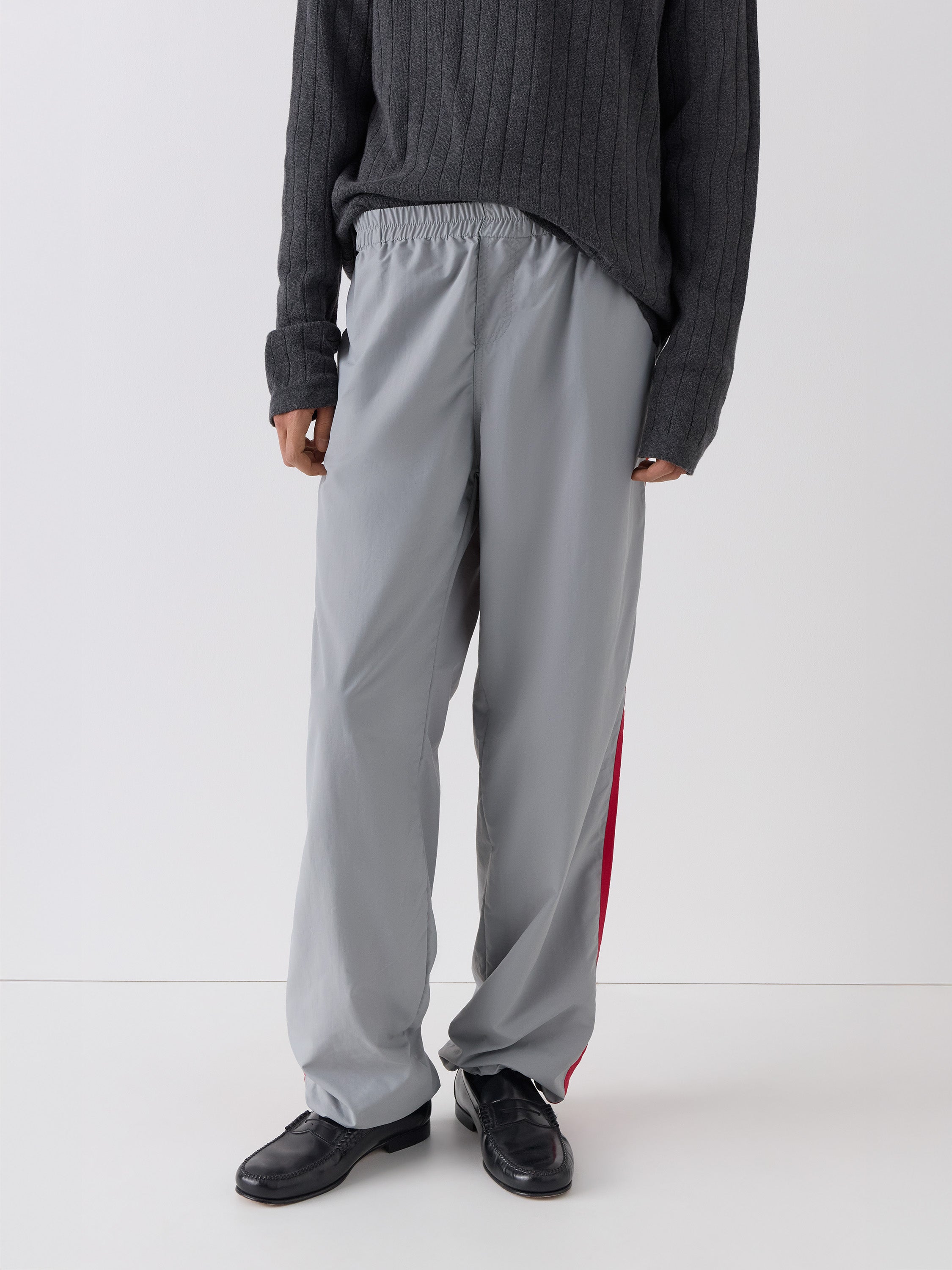 Grey unisex trousers with red side stripes – Gimaguas