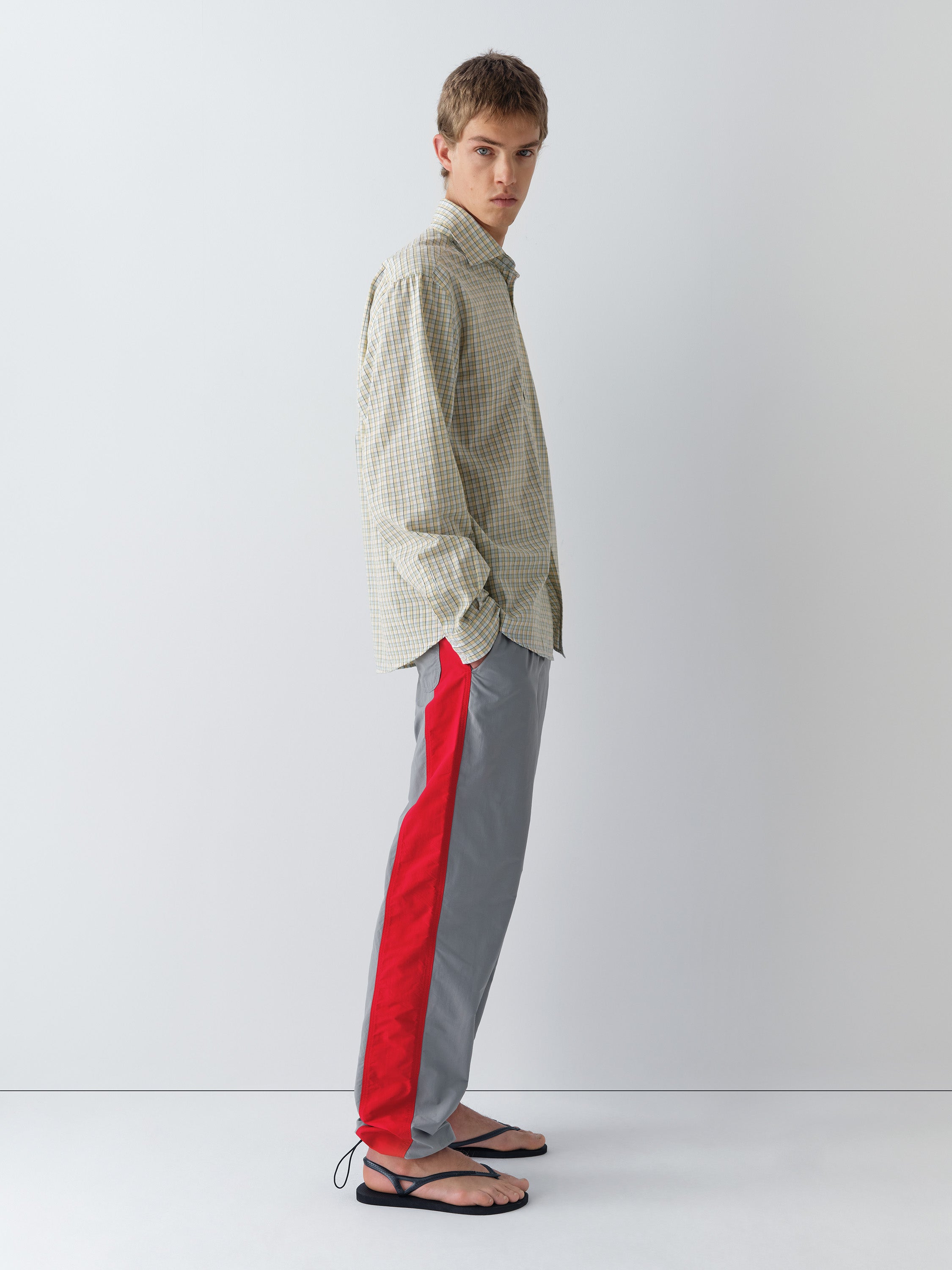 Grey unisex trousers with red side stripes – Gimaguas