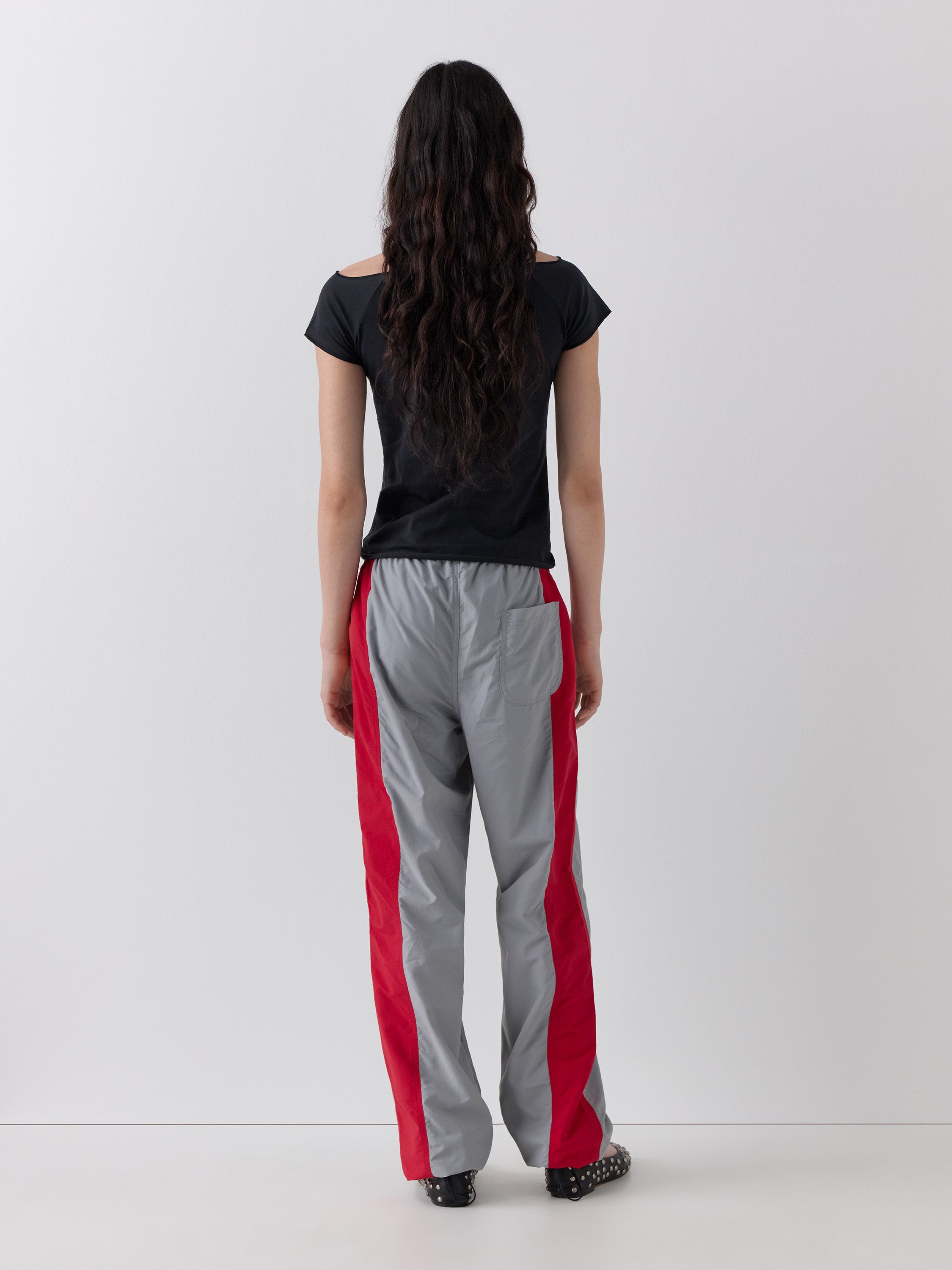 Grey unisex trousers with red side stripes – Gimaguas